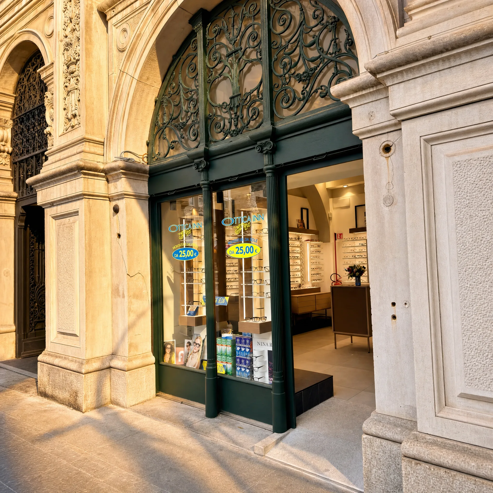 Vetrina Ottica Inn in Piazza Unità d'Italia 4/a Trieste con arco storico in pietra