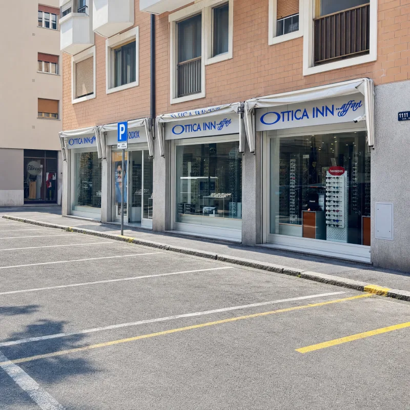Vetrina Ottica Inn Via Conti 11 Trieste con Volvo brandizzata