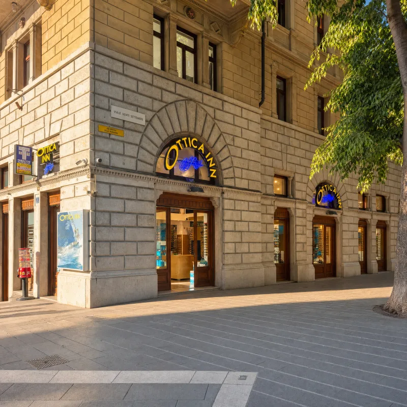 Vetrina Ottica Inn Affari Viale XX Settembre 2 Trieste con insegna ovale storica